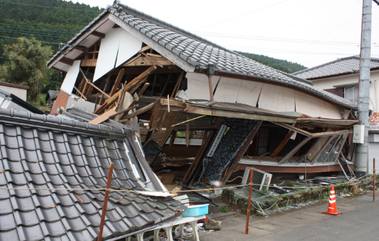 倒壊した家屋の写真