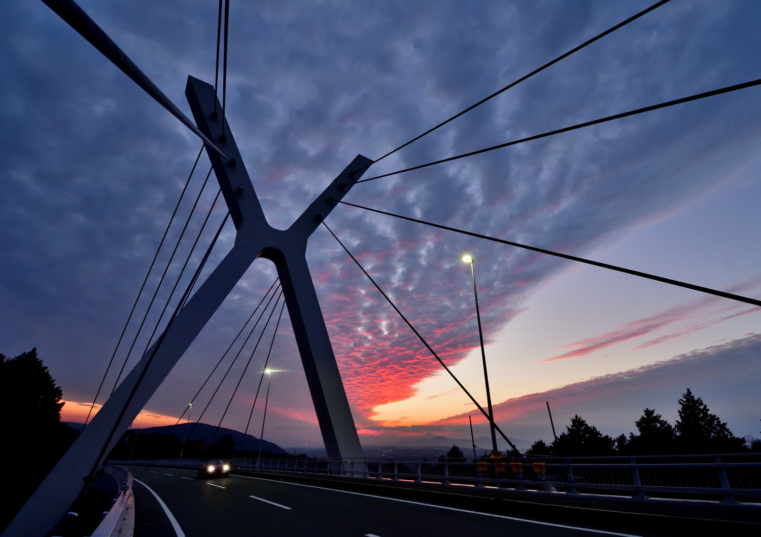 夕空にそびえるX橋（鍋島健次郎）.JPG