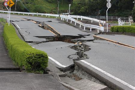 被災時の状況（県道）の写真